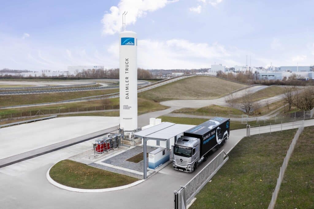 Sicher, schnell und einfach: Daimler Truck und Linde setzen neuen Standard für Flüssigwasserstoff-Betankung Test Testen