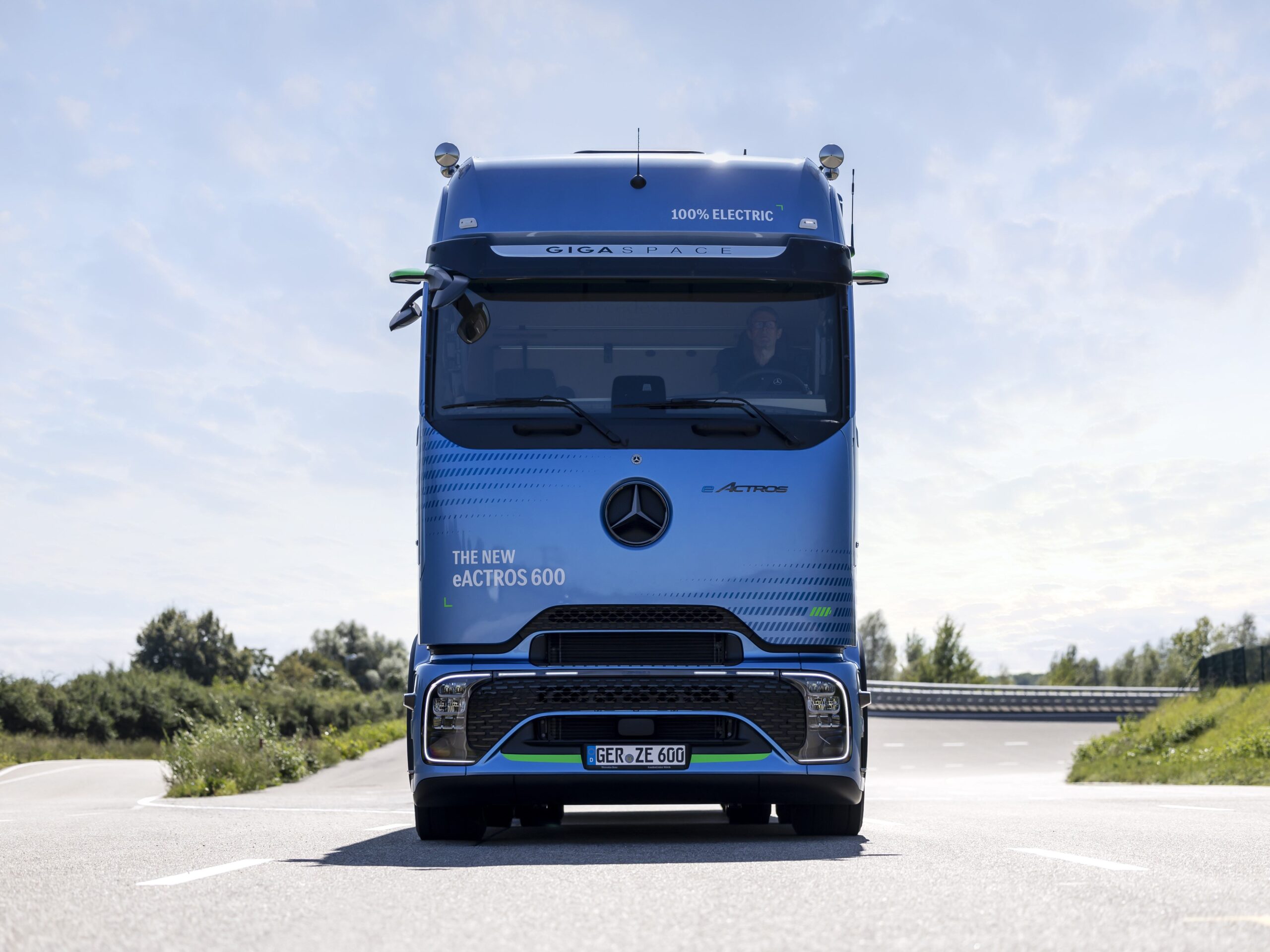 Batterieelektrischer Lkw Mercedes-Benz eActros 600 in Frontalansicht