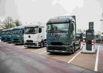 Mercedes-Benz Werk Wörth Schnelladepark für E-Lkw in der Inbound-Logistik.