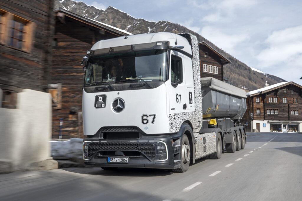 Brennstoffzellen-Lkw vom Typ Mercedes-Benz GenH2 Truck bei einer Ortsdurchfahrt