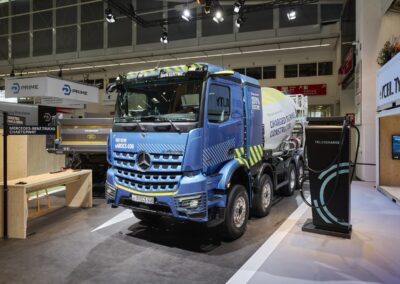 Mercedes-Benz eArocs 400 8x4 mit M-Fahrerhaus und Liebherr-Fahrmischer HTM 905