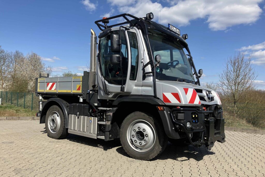 Mercedes-Benz Unimog U 219 mit Pritschenaufbau.