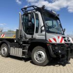 Mercedes-Benz Unimog U 219 mit Pritschenaufbau.