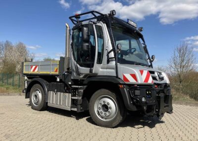 Mercedes-Benz Unimog U 219 mit Pritschenaufbau.