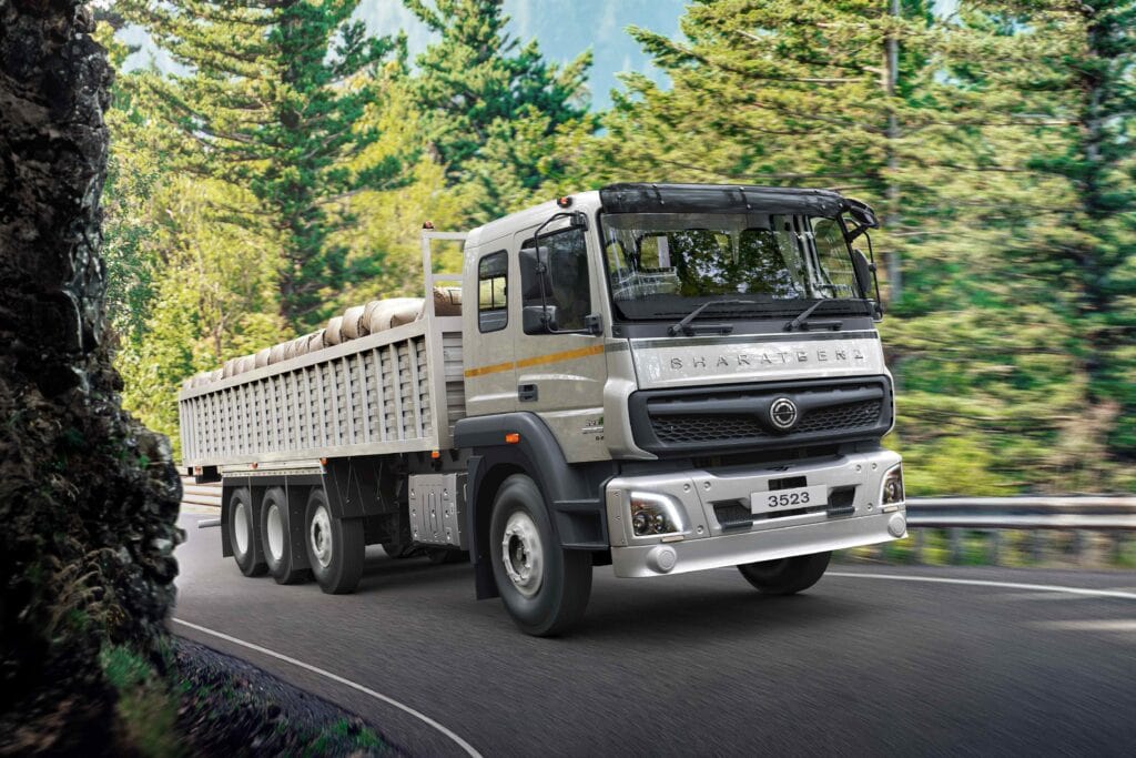 Vierachsiger Lkw der Marke Bharat-Benz auf der Landstraße