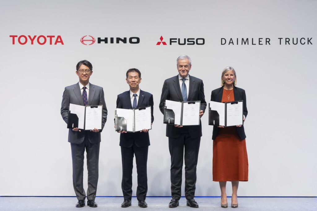 Gruppenbild mit (von links nach rechts) Koji Sato (CEO Toyota), Satoshi Ogiso (CEO Hino), Karl Deppen (CEO Mitsubishi Fuso) und Karin Rådström (CEO Daimler Truck).