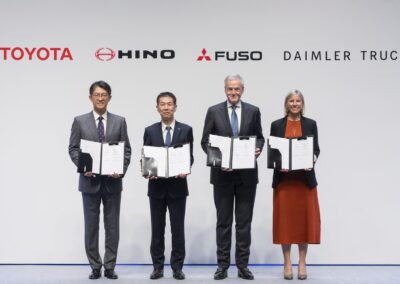 Gruppenbild mit (von links nach rechts) Koji Sato (CEO Toyota), Satoshi Ogiso (CEO Hino), Karl Deppen (CEO Mitsubishi Fuso) und Karin Rådström (CEO Daimler Truck).