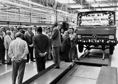 Bild aus dem Jahr 1965 mit dem ersten bei Mercedes-Benz in Wörth produzierten Lkw