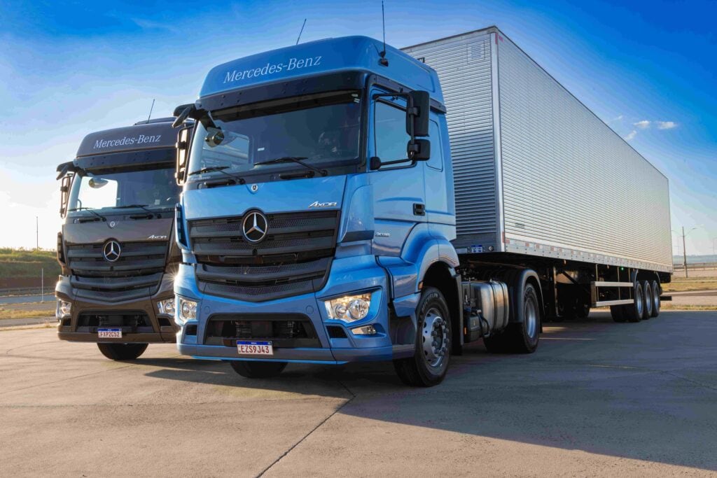 Zwei Lkw vom Typ Mercedes-Benz Axor für den brasilianischen Markt nebeneinander