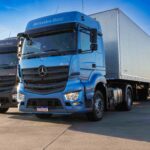 Zwei Lkw vom Typ Mercedes-Benz Axor für den brasilianischen Markt nebeneinander