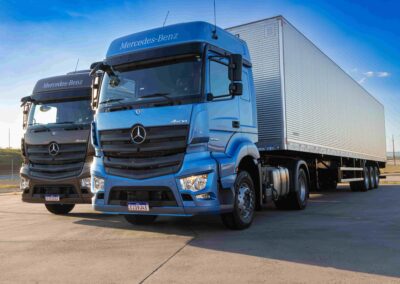 Zwei Lkw vom Typ Mercedes-Benz Axor für den brasilianischen Markt nebeneinander