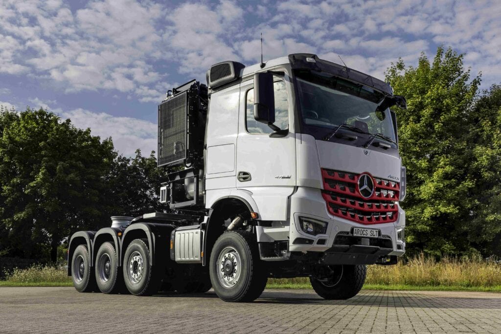 Eine Schwerlast-Sattelzugmaschine vom Typ Mercedes-Benz Arocs 4763 8x6 von schräg vorne