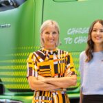 Karin Rådström, CEO von Daimler Truck (links), und Eva Scherer, CFO von Daimler Truck, stehend nebeneinander
