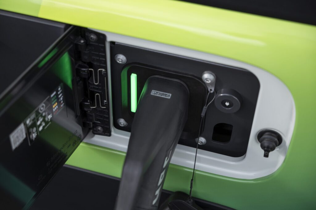 Detailbild eines angeschlossenen Ladesteckers an einem batterieelektrischen Mercedes-Benz-Lkw