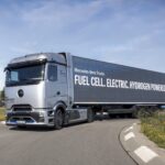 Brennstoffzellen-Sattelzugmaschine vom Typ Mercedes-Benz NextGenH2 mit Sattelauflieger beim Befahren eines Kreisverkehrs
