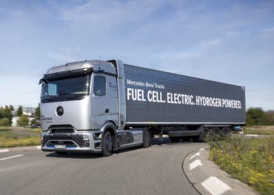 Brennstoffzellen-Sattelzugmaschine vom Typ Mercedes-Benz NextGenH2 mit Sattelauflieger beim Befahren eines Kreisverkehrs