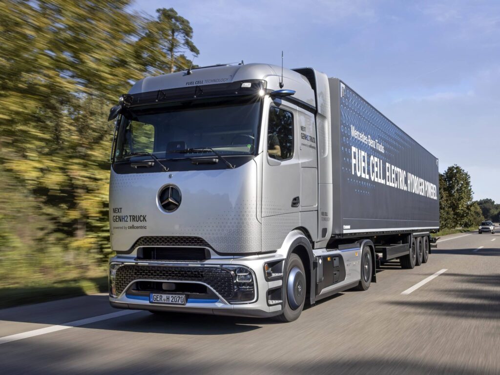 Mercedes-Benz NextGenH2 Truck als Sattelzug mit Auflieger auf der Autobahn