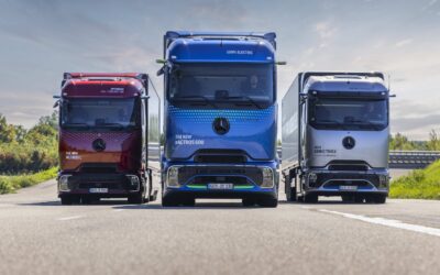 Drei Sattelzugmaschinen von Mercedes-Benz Trucks nebeneinander auf einer Versuchsstrecke; von links nach rechts: Actros L (Diesel), eActros 600 und NextGenH2 Truck (Brennstoffzelle)