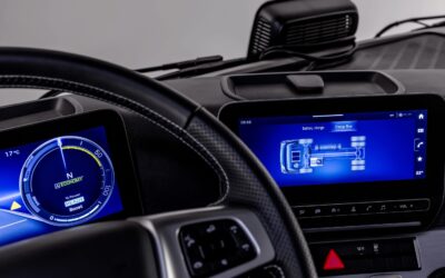 Blick auf die Anzeigen in Haupt- und Sekundärdisplay eines Mercedes-Benz NextGenH2Truck