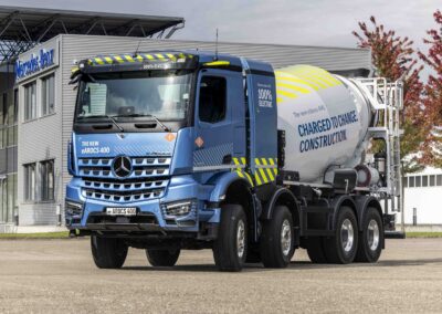 Daimler Truck: Mercedes-Benz eArocs 400 bestellbar 8x4-Vierachser vom Typ Mercedes-Benz eArocs 400 mit Elektro-Antrieb, aufgebaut mit Mischertrommel