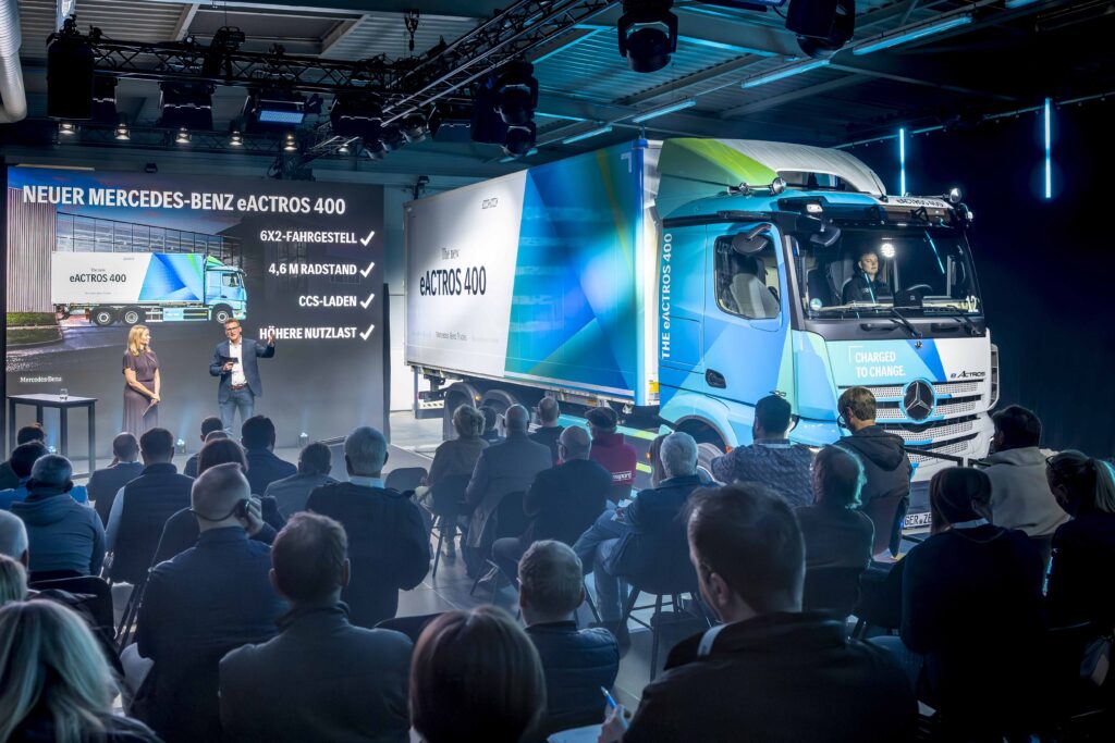 Präsentation des neuen eActros 400 mit Journalisten im Publikum vor einer Bühne
