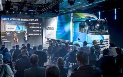 Präsentation des neuen eActros 400 mit Journalisten im Publikum vor einer Bühne