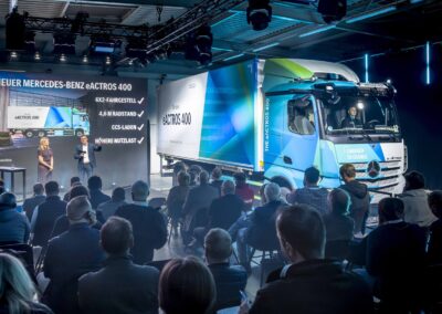 Präsentation des neuen eActros 400 mit Journalisten im Publikum vor einer Bühne