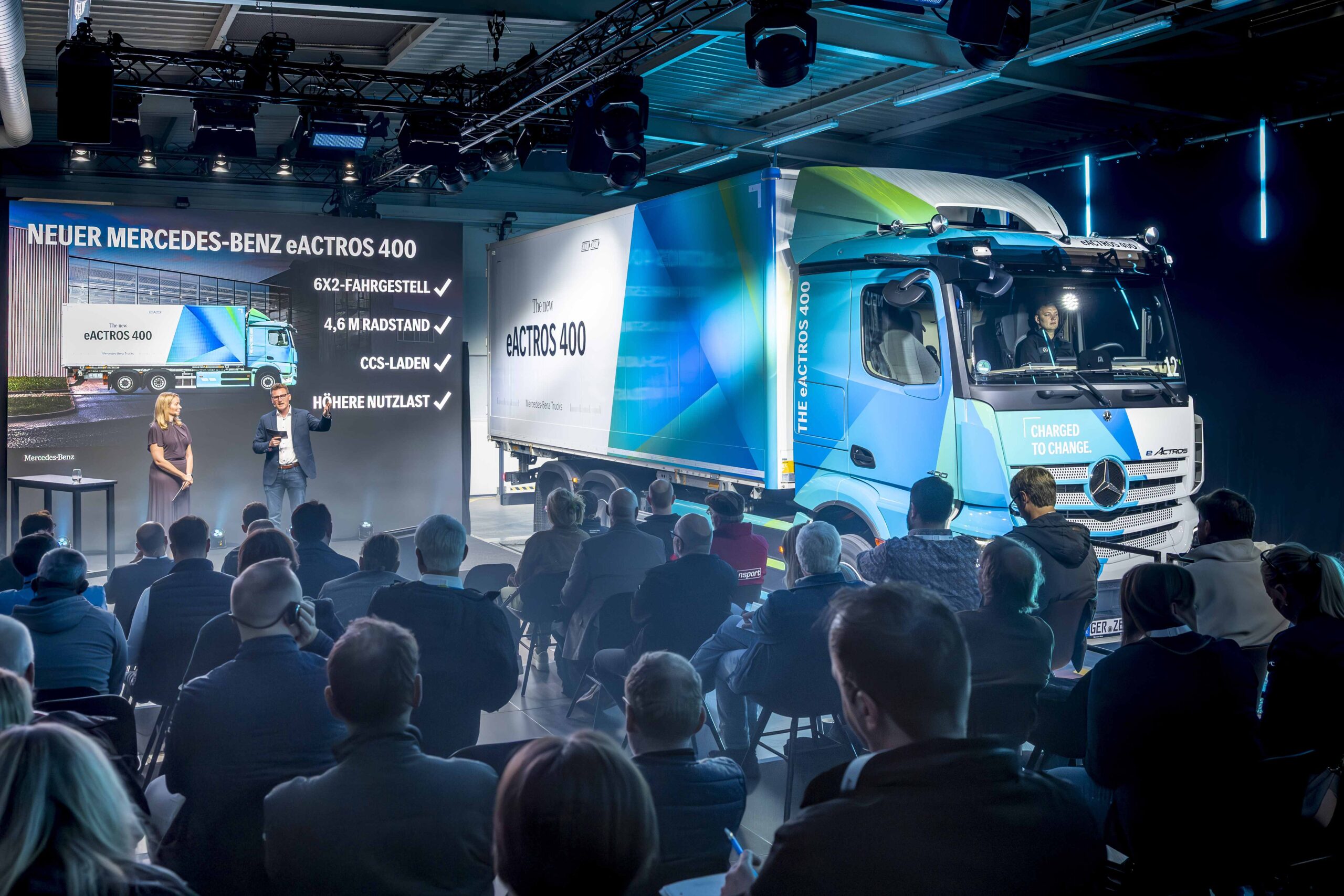 Präsentation des neuen eActros 400 mit Journalisten im Publikum vor einer Bühne