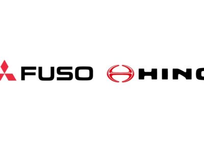 Die Logos der japanischen Lkw-Marken FUSO und Hino nebeneinander auf neutralem Hintergrund