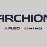 Die Schriftzüge von Archion (oben) sowie Fuso und Hino (nebeneinander darunter)