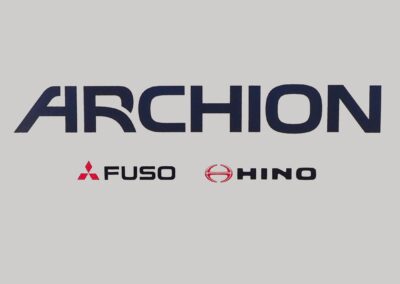 Die Schriftzüge von Archion (oben) sowie Fuso und Hino (nebeneinander darunter)