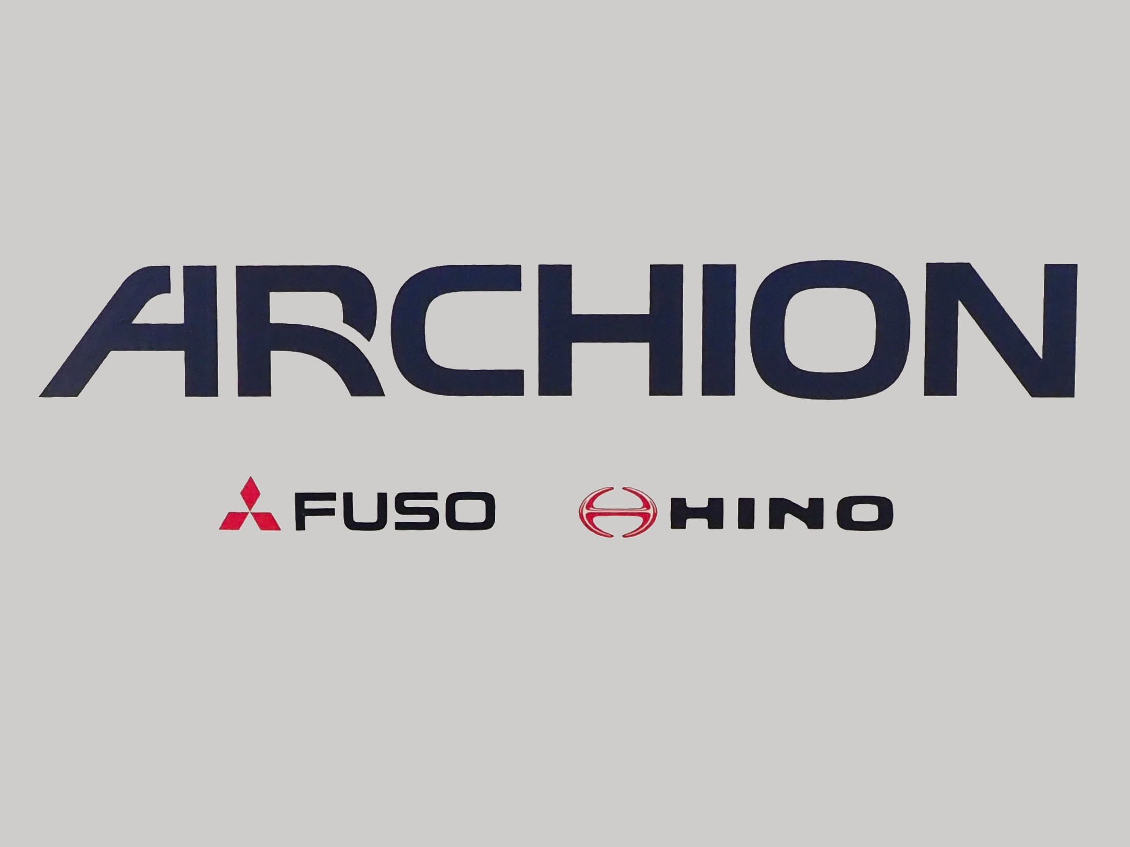 Die Schriftzüge von Archion (oben) sowie Fuso und Hino (nebeneinander darunter)