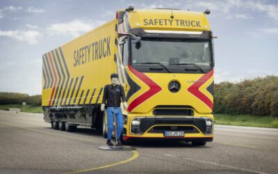 Safety Truck von Mercedes-Benz Trucks (ein kompletter Sattelzug in gelber Signalfarbe) bei einer Demonstration mit Dummy vor dem Fahrerhaus beim Abbiegen