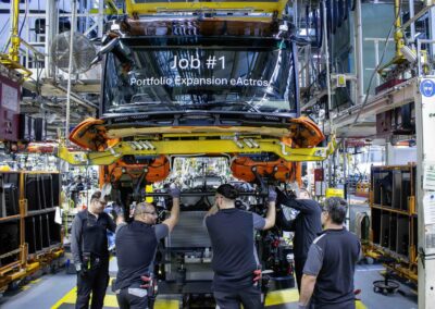 Blick in das Lkw-Werk von Mercedes-Benz Trucks in Wörth; Monteure stehen vor dem ersten in Serie gefertigten eActros 400