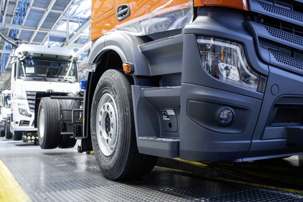 Blick auf eine Produktionsstraße mit Lkw-Rohbauten im Werk von Mercedes-Benz Trucks in Wörth