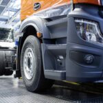 Blick auf eine Produktionsstraße mit Lkw-Rohbauten im Werk von Mercedes-Benz Trucks in Wörth