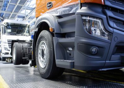 Mercedes-Benz Trucks plant neues Werk in Tschechien Blick auf eine Produktionsstraße mit Lkw-Rohbauten im Werk von Mercedes-Benz Trucks in Wörth