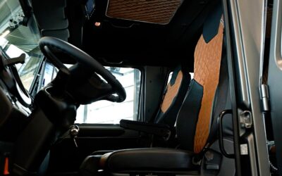 Innenansicht eines Luxus-Unimog mit Ledersitzen