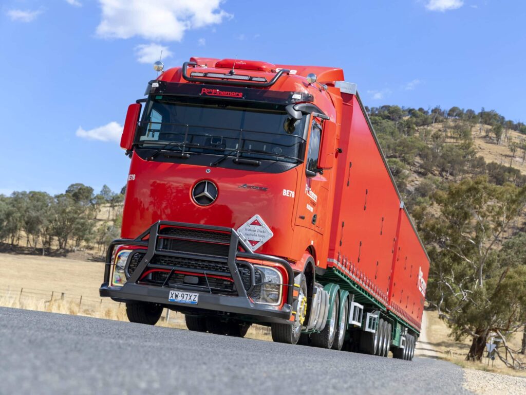 Dreiachsige Sattelzugmaschine vom Typ Actros L mit ProCabin als australischer Roadtrain mit zwei Sattelaufliegern