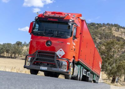 Dreiachsige Sattelzugmaschine vom Typ Actros L mit ProCabin als australischer Roadtrain mit zwei Sattelaufliegern