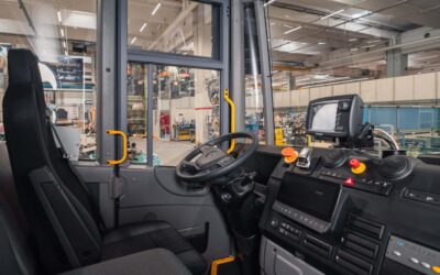 Blick auf Armaturen und Instrumente im Konzeptfahrzeug Mercedes-Benz reEconic