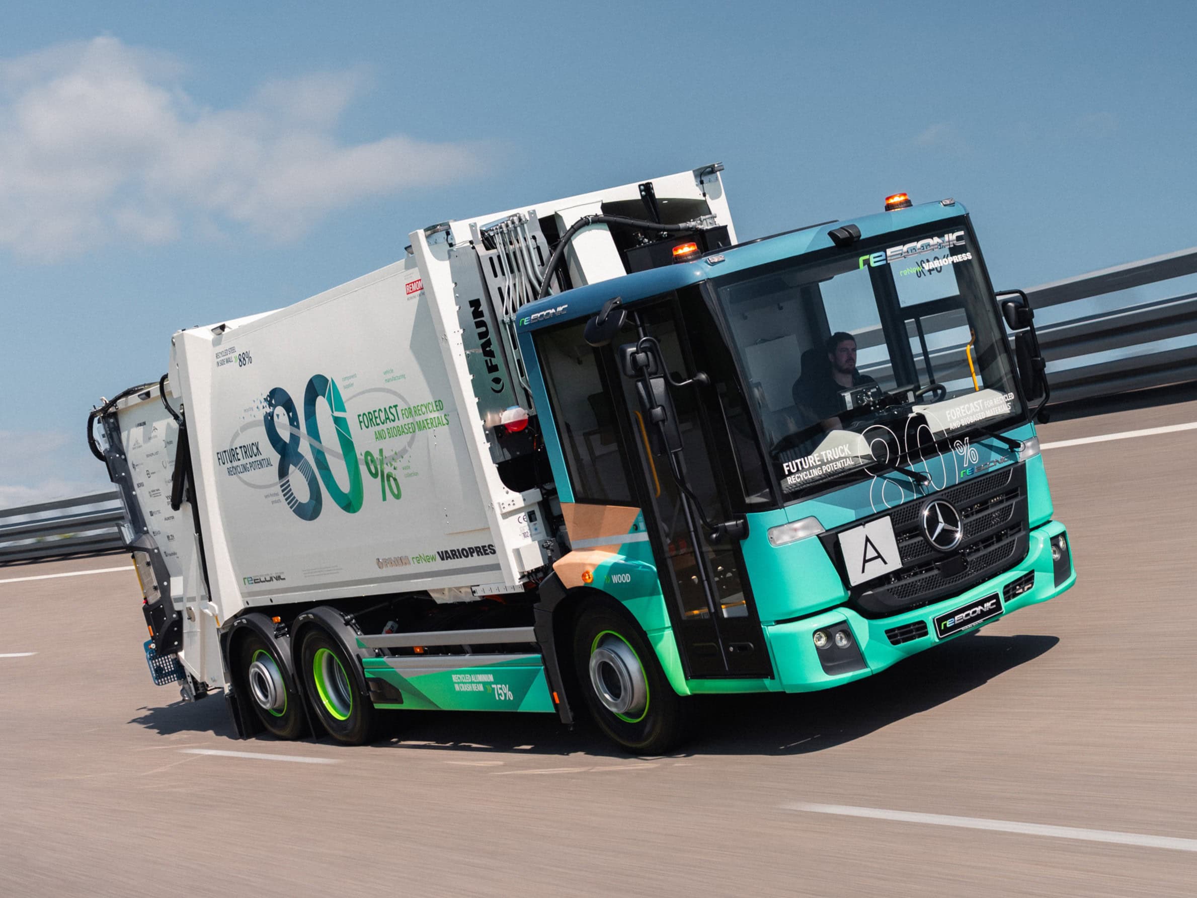 Ein Abfallsammelfahrzeug vom Typ Mercedes-Benz reEconic auf einer Einfahrbahn