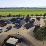 Luftaufnahme vom Offroad-Veranstaltungsgelände COREUM in Stockstadt am Rhein mit verschiedenen Baufahrzeugen von Mercedes-Benz Trucks
