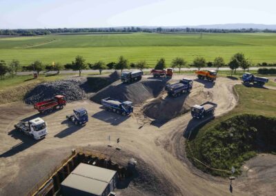 Luftaufnahme vom Offroad-Veranstaltungsgelände COREUM in Stockstadt am Rhein mit verschiedenen Baufahrzeugen von Mercedes-Benz Trucks