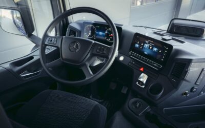 Innenaufnahme in einem Baufahrzeug von Mercedes-Benz Trucks mit Blick auf das Cockpit mit Lenkrad und Instrumenten