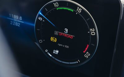 Detailaufnahme der digitalen Instrumente in einem Bau-Lkw von Mercedes-Benz Trucks; rot eingeblendet ist „Offroad“ für das entsprechend Fahrprogramm