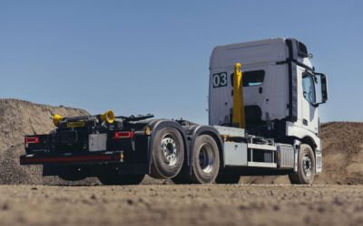 Bild eines Mercedes-Benz Actros 2548 L 6x2 mit liftbarer Nachlauflenkachse und Palfinger-Abrollkipper, fotografiert von schräg hinten