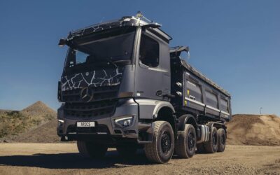 Bild eines Mercedes-Benz Arocs 3253 mit stärkster OM 471-Motorisierung (530 PS) in einem Baustellenareal