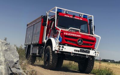 Bild eines Mercedes-Benz Unimog U5023 mit Feuerwehraufbau in einem Baustellenareal