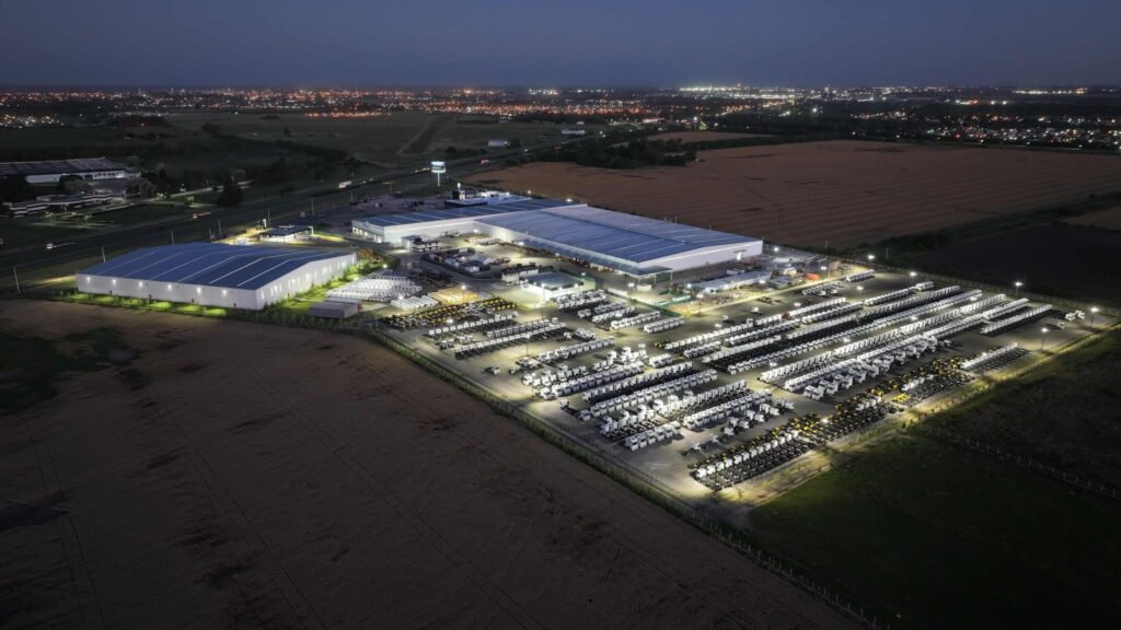 Luftaufnahme des neuen Werks von Mercedes-Benz Camiones y Buses Argentina im Zárate Industrial Center bei Buenos Aires, aufgenommen beleuchtet bei Nacht